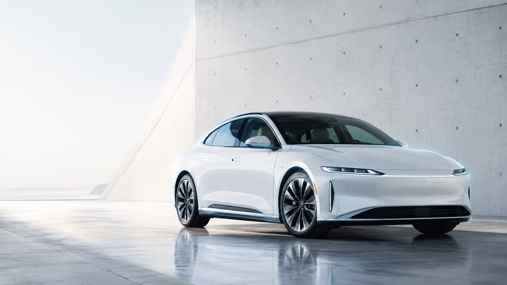 Premium electric vehicle kept condensation-free by ATMOSIScience anti-condensation fiber packs